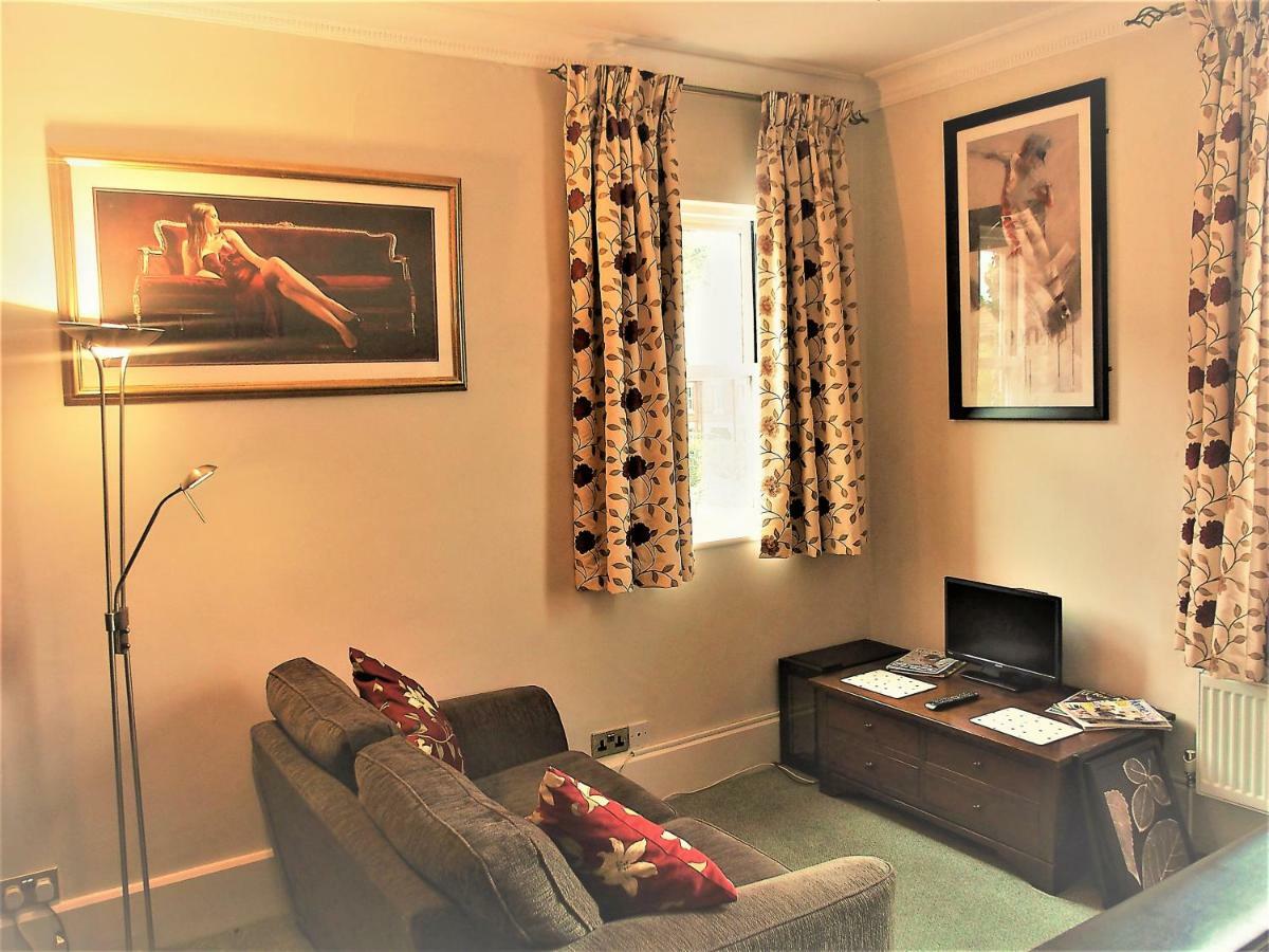 ミルトン・ケインズ Telford House Bed & Breakfast エクステリア 写真